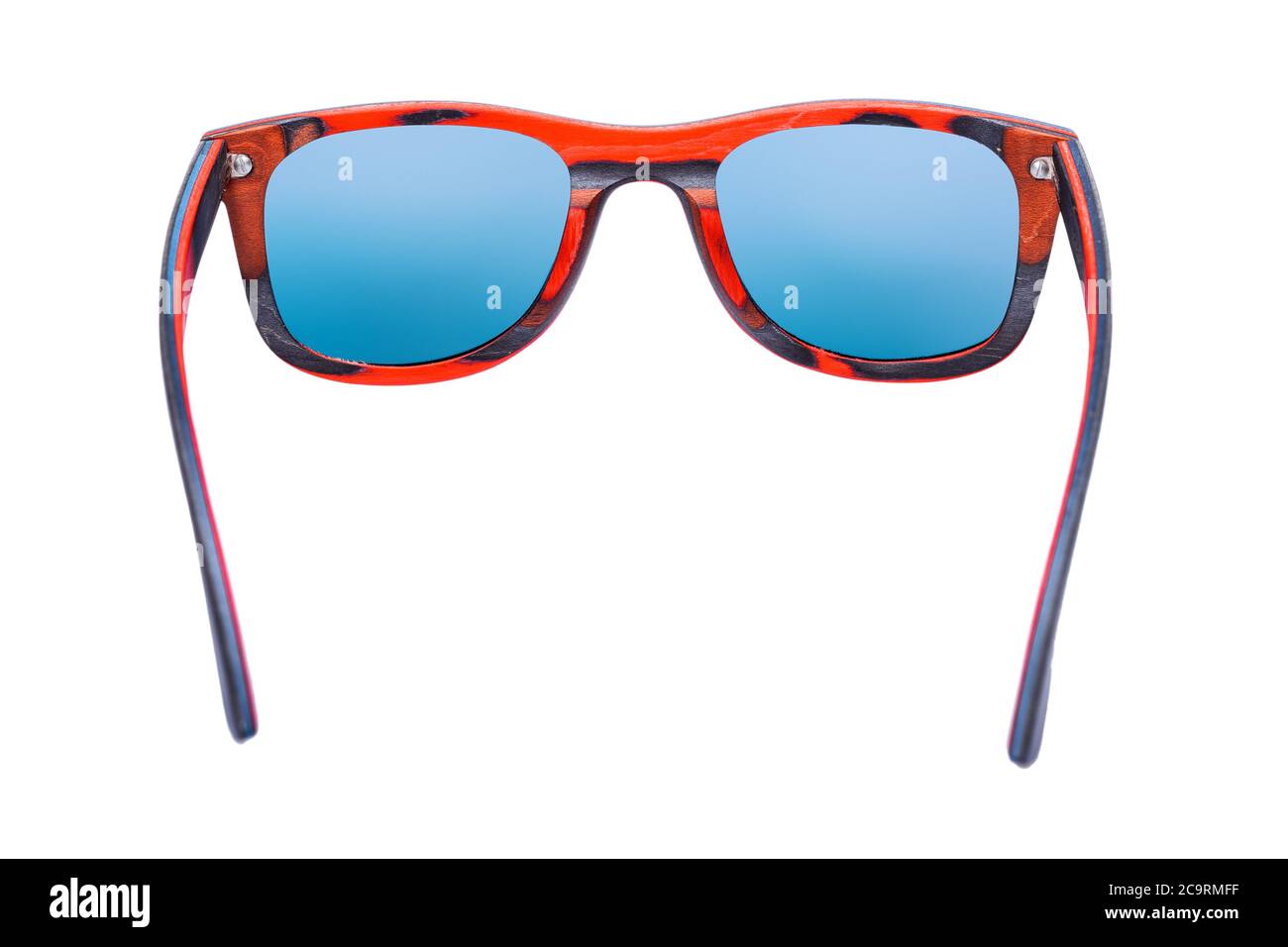 gafas de sol cuadradas estilo 70 de madera de material rojo y gafas azules aisladas sobre un fondo blanco, vista lateral trasera 3/4 Fotografía stock - Alamy