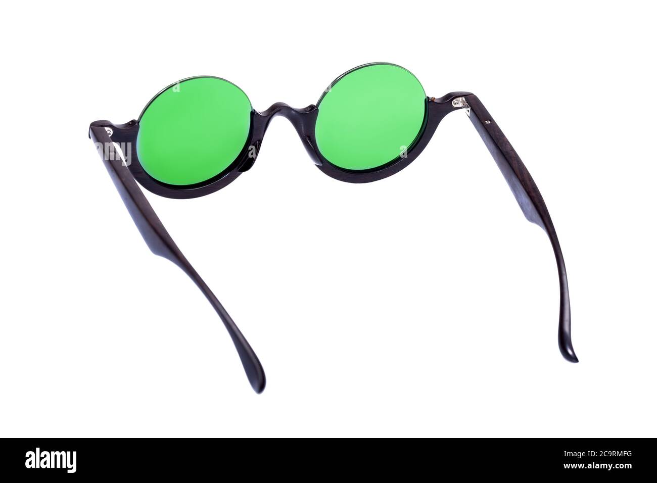 Hipster gafas de sol de madera con gafas redondas tintadas en verde, eco  vista posterior accesorio aislado sobre fondo blanco Fotografía de stock -  Alamy