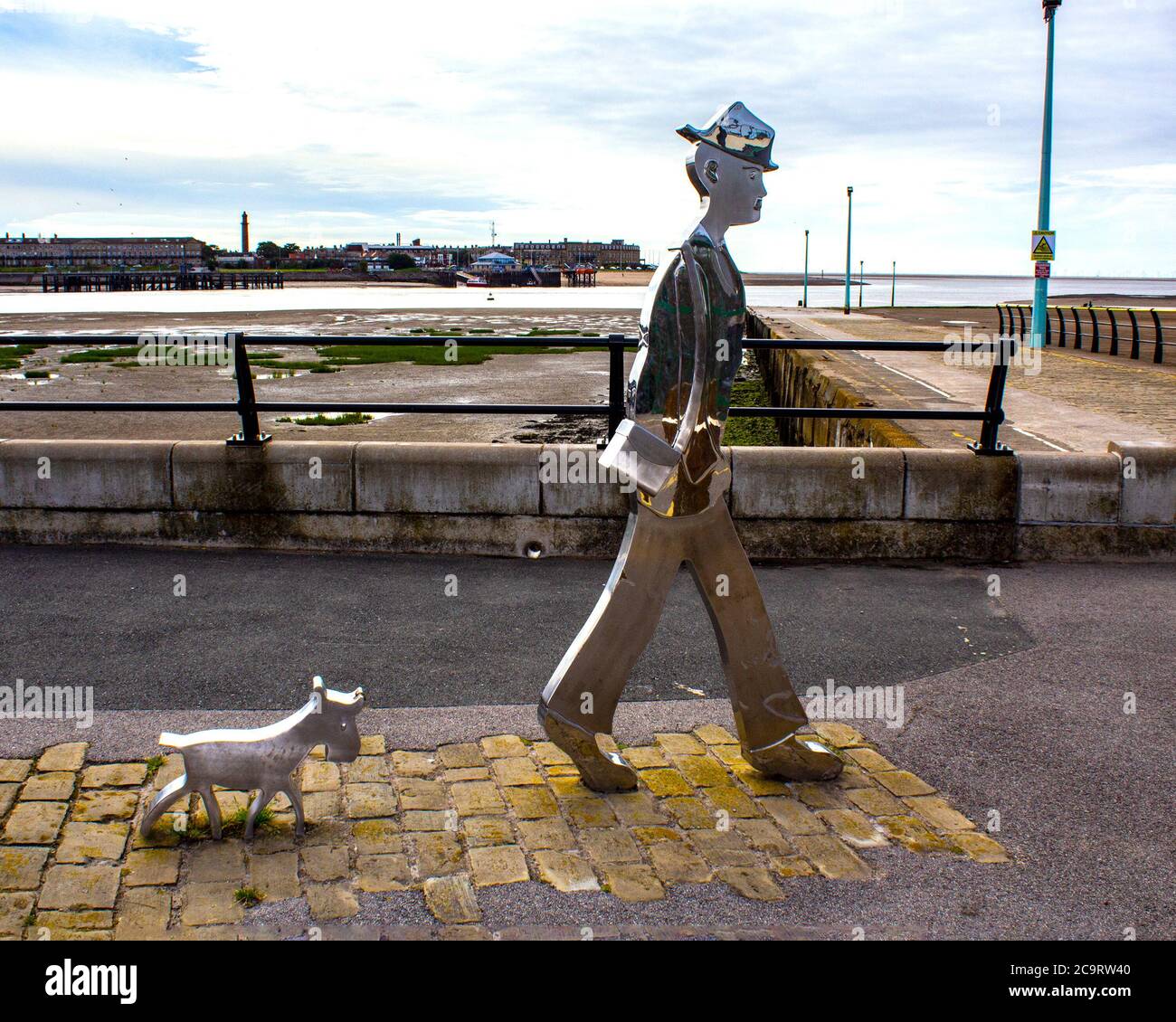 Estatua de L.S.Lowry y su perro en Knott End Slipway. Foto de stock