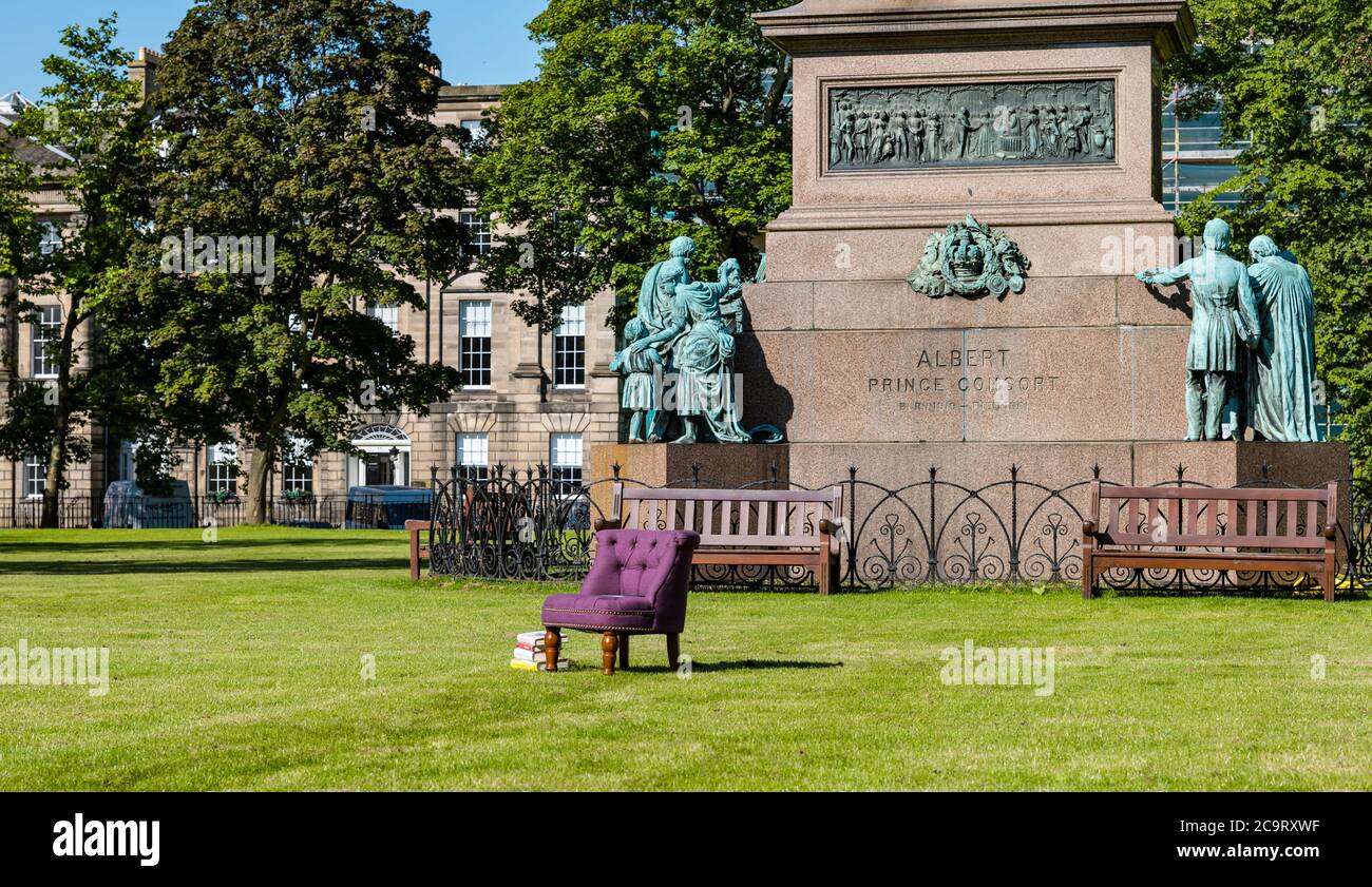 Estatuas de bronce por David Watson Stevenson con silla y libros, sitio del Festival Internacional del Libro de Edimburgo, Charlotte Square Gardens, Escocia, Reino Unido Foto de stock