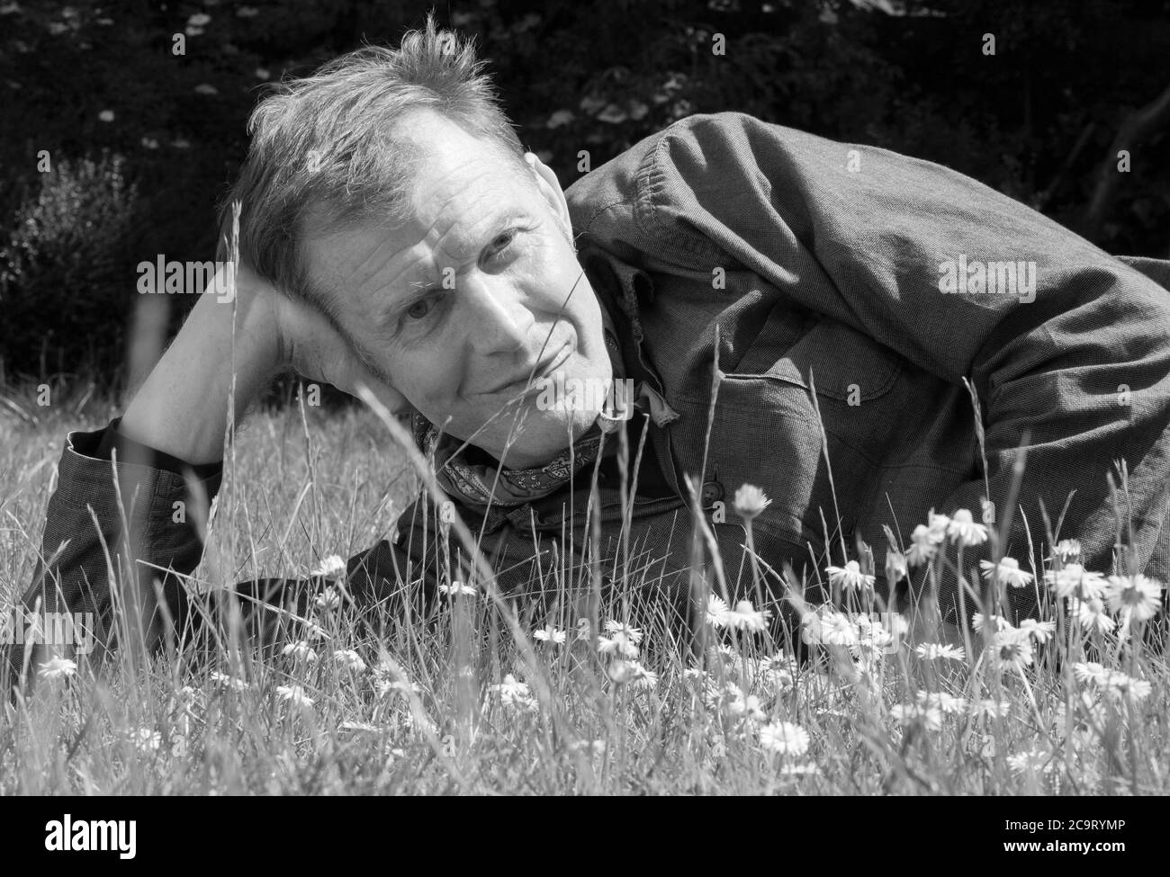 El actor Jason Flemyng, de 53 años, fotografiado con distanciamiento social durante el encierro en Londres, 18 de mayo de 2020. Foto de stock