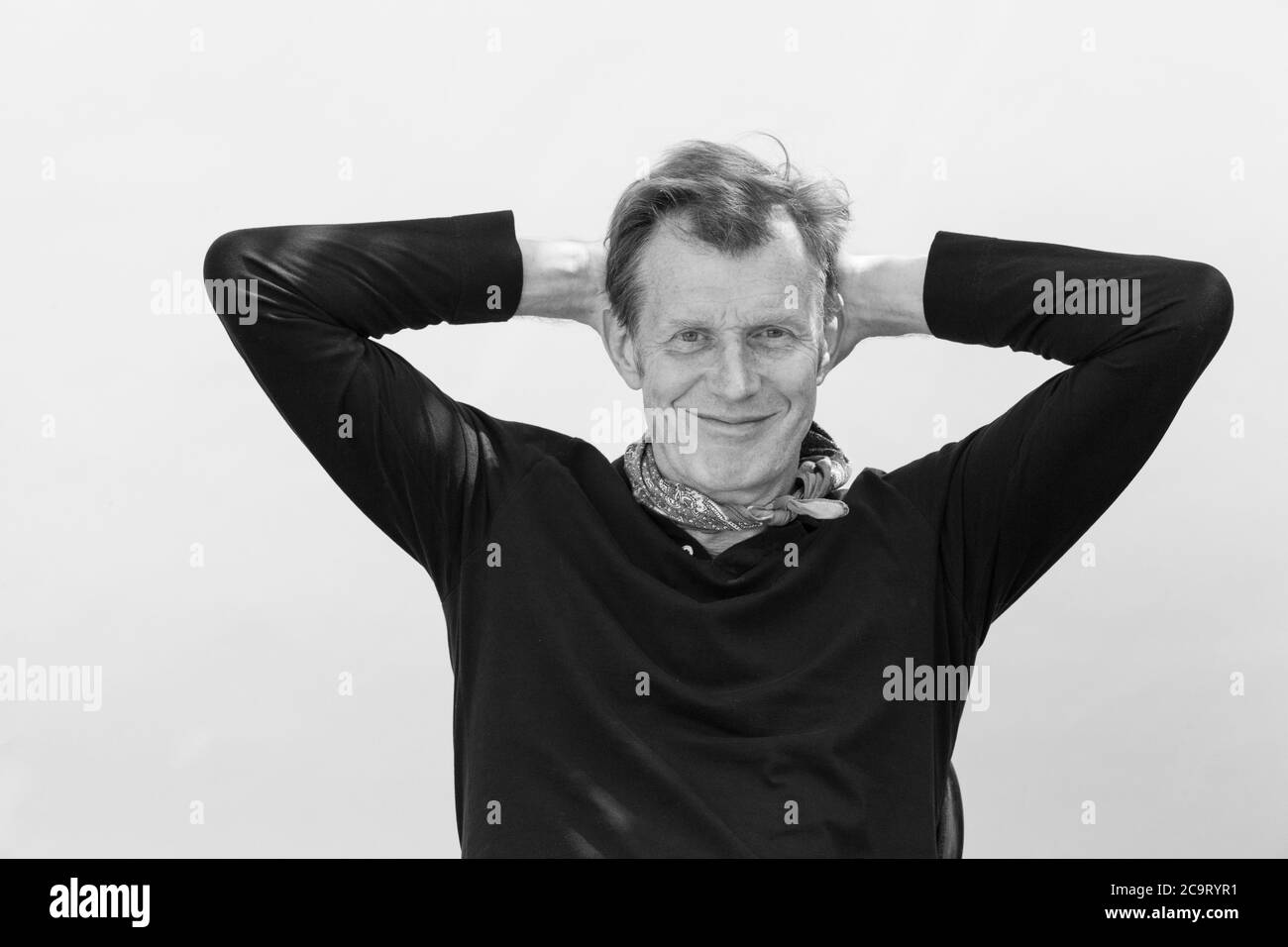 El actor Jason Flemyng, de 53 años, fotografiado con distanciamiento social durante el encierro en Londres, 18 de mayo de 2020. Foto de stock