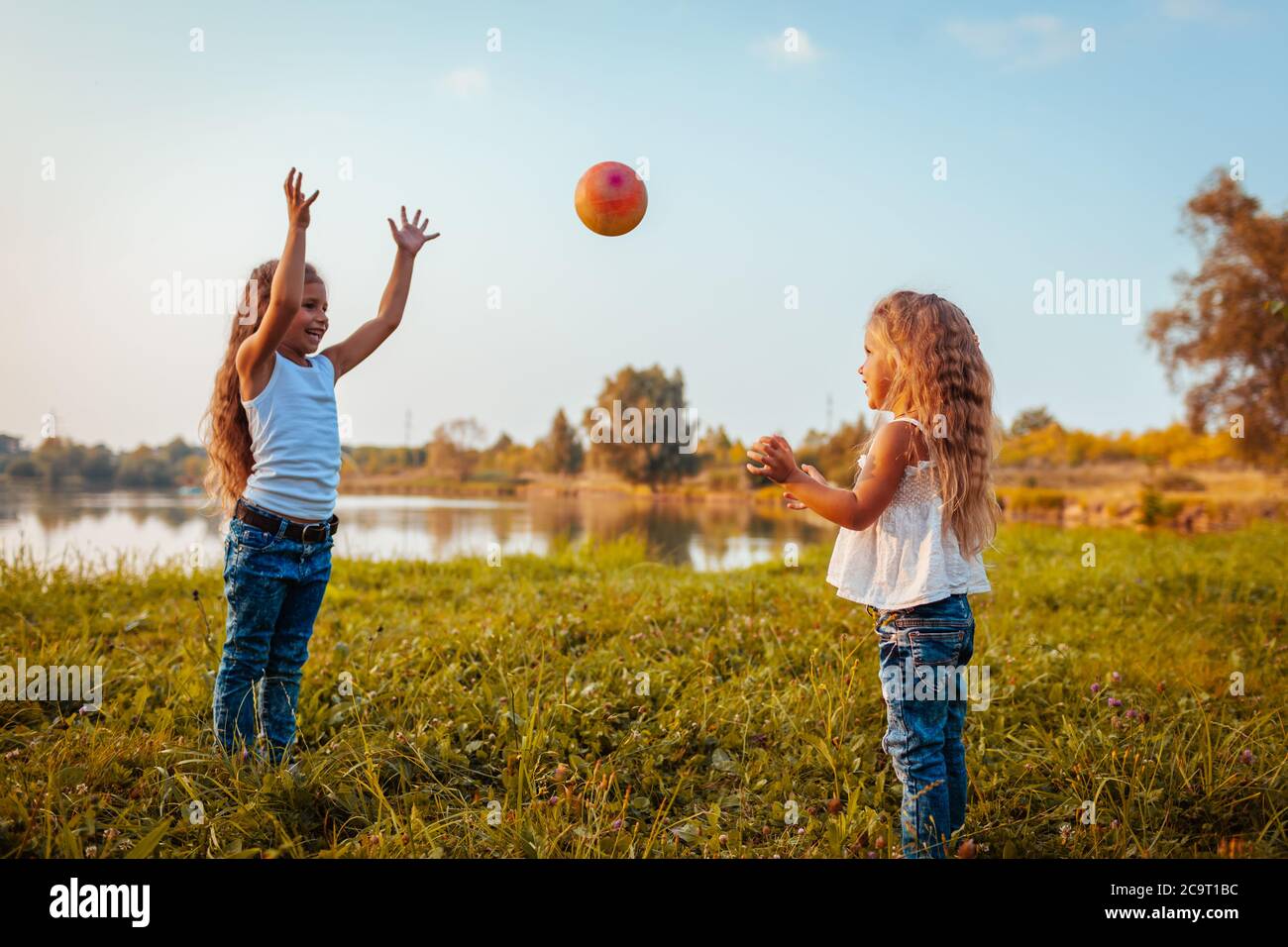 Niña jugando con la pelota con su hermana en el verano del parque. Los  niños divertirse al aire libre. Juegos para niños Fotografía de stock -  Alamy