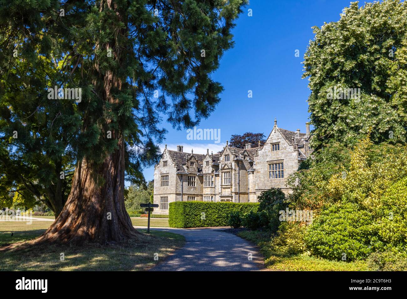 Wakehurst (anteriormente Wakehurst Place), una casa y jardines botánicos en West Sussex administrado por los Jardines Botánicos reales, Kew Foto de stock
