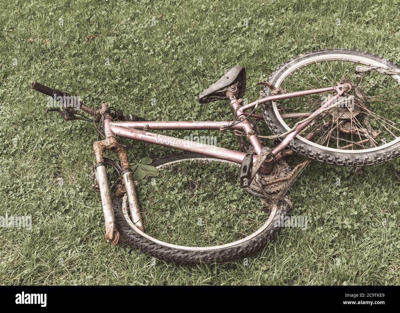 Bicicleta de montaña rota fotografías e imágenes de alta resolución - Alamy