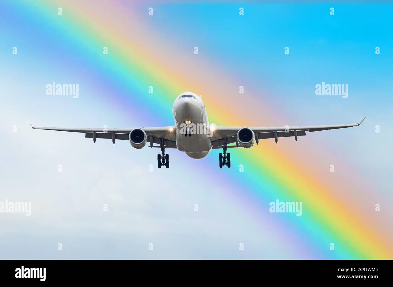 El avión de pasajeros llega al aeropuerto en el arco iris Fotografía de  stock - Alamy