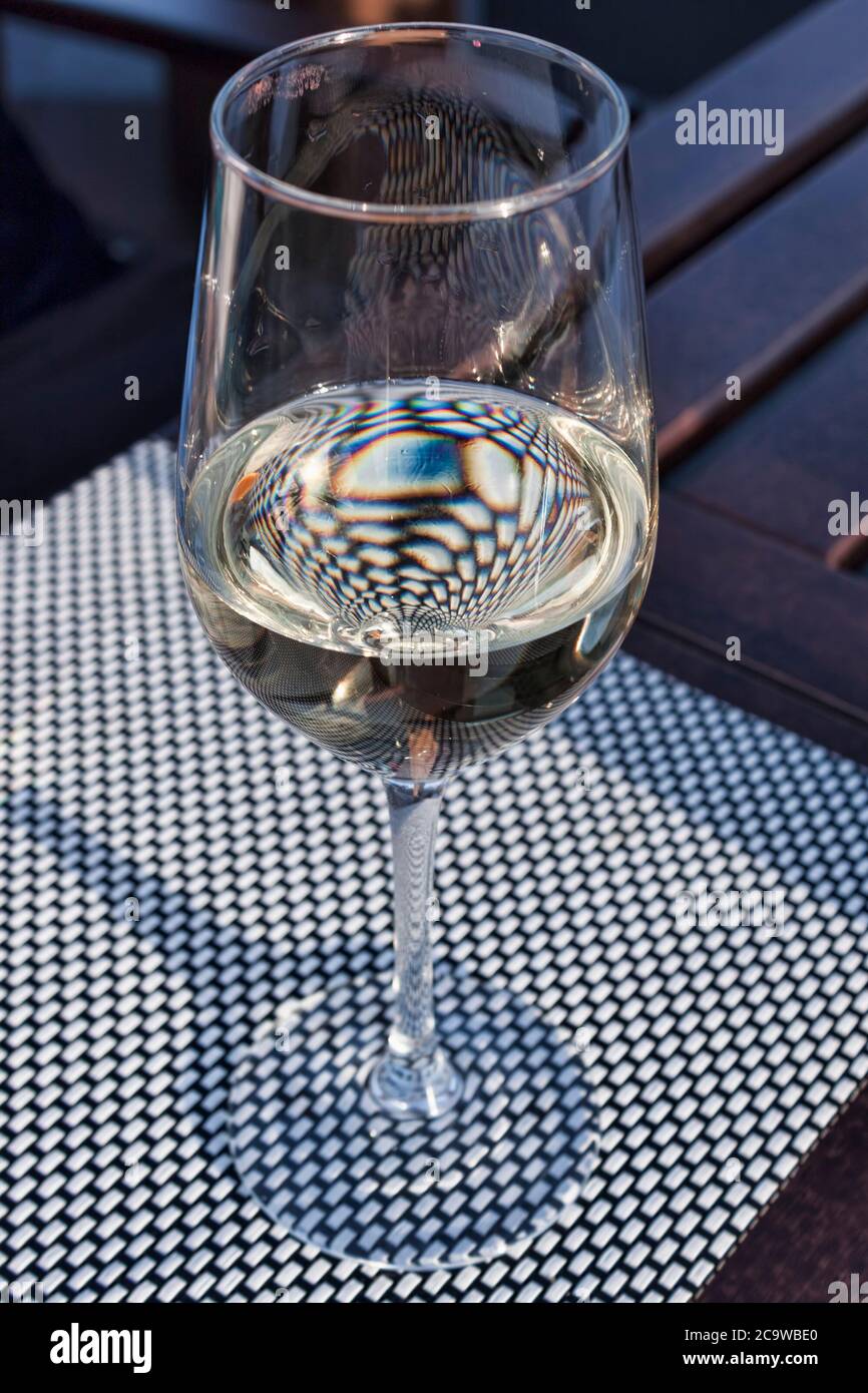 Una copa de vino blanco seco. Juego de la luz del sol Foto de stock