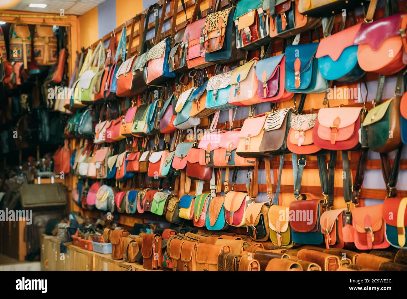 Canacona, Goa, India. Tienda con artículos de cuero - Bolsas, carteras,  mochilas, maletines Fotografía de stock - Alamy