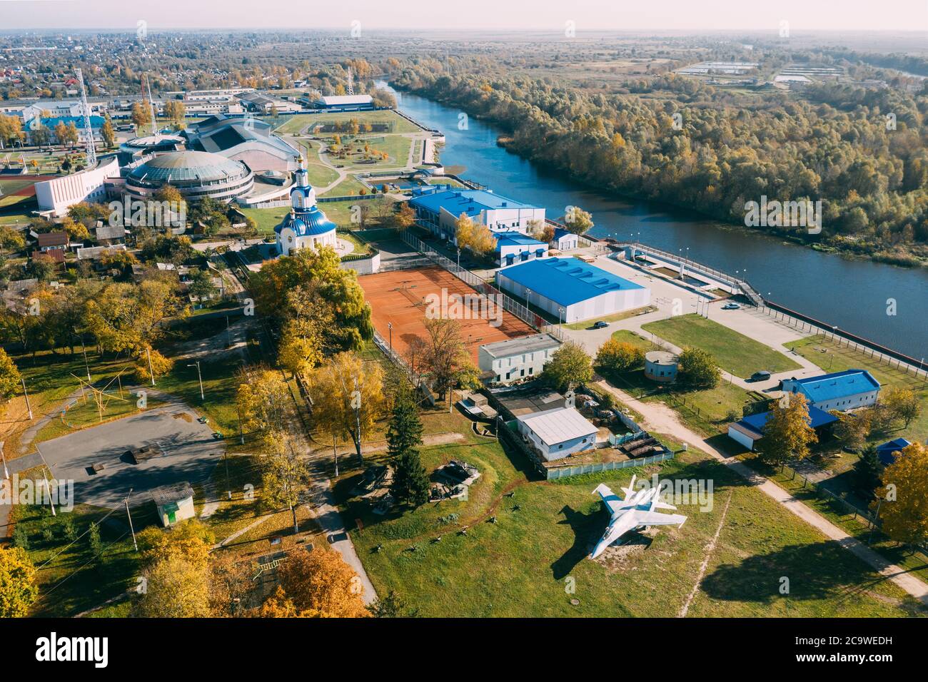 Pinsk, región de Brest de Belarús, en la región de Polesia. Ciudad de Pinsk Skyline en día de otoño. Vista de pájaro del Parque de la ciudad con aviones militares y Foto de stock