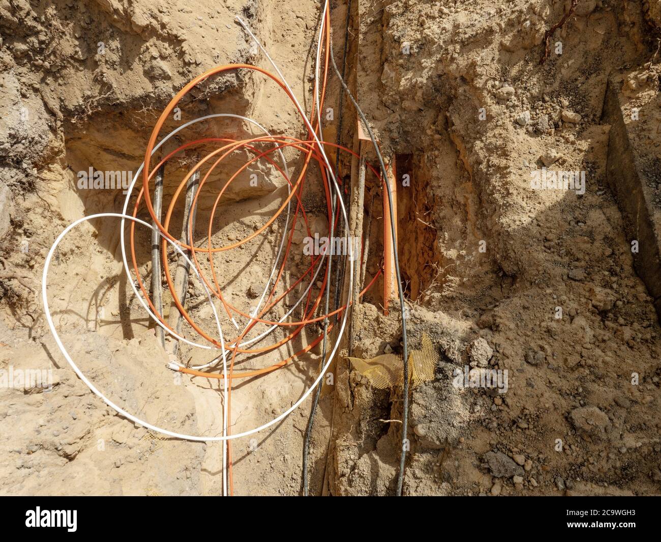 Socialismo A tientas nudo Construcción de líneas de cables metálicos de fibra óptica en zona  residencial. Conexión a tierra Fotografía de stock - Alamy