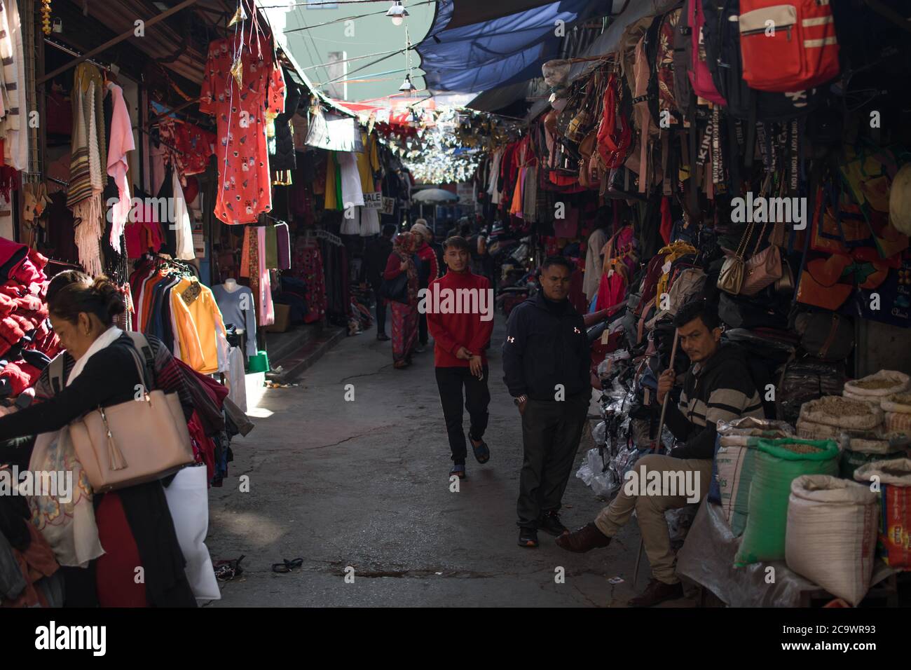 compras callejeras nepalesas en Pokhara, diciembre de 2019, Nepal, Asia Foto de stock