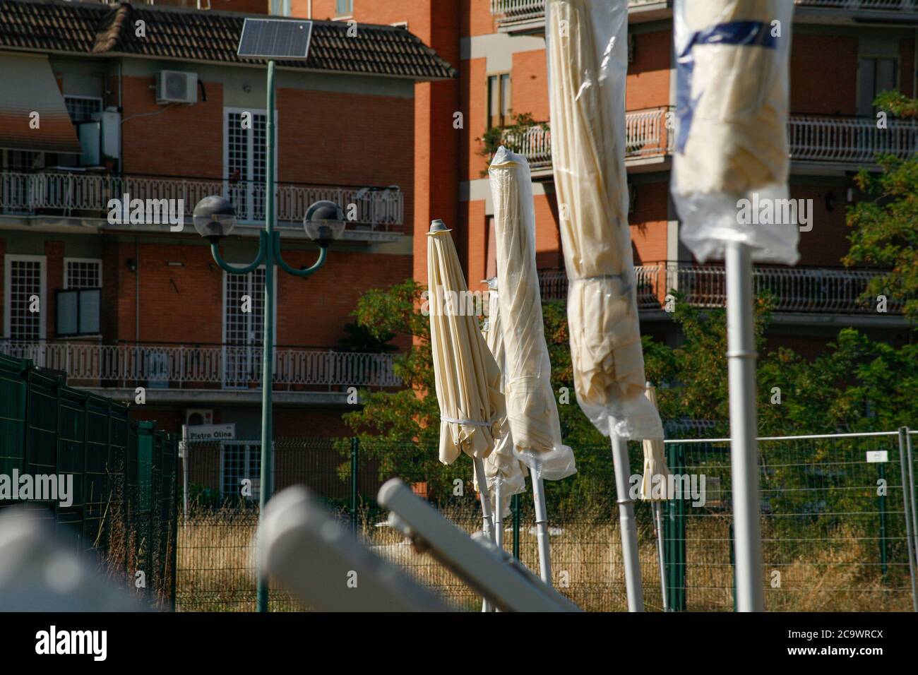 Una delle spiagge urbane ( Torre Maura)organizzate ed allestite dal comune di Roma. Foto de stock