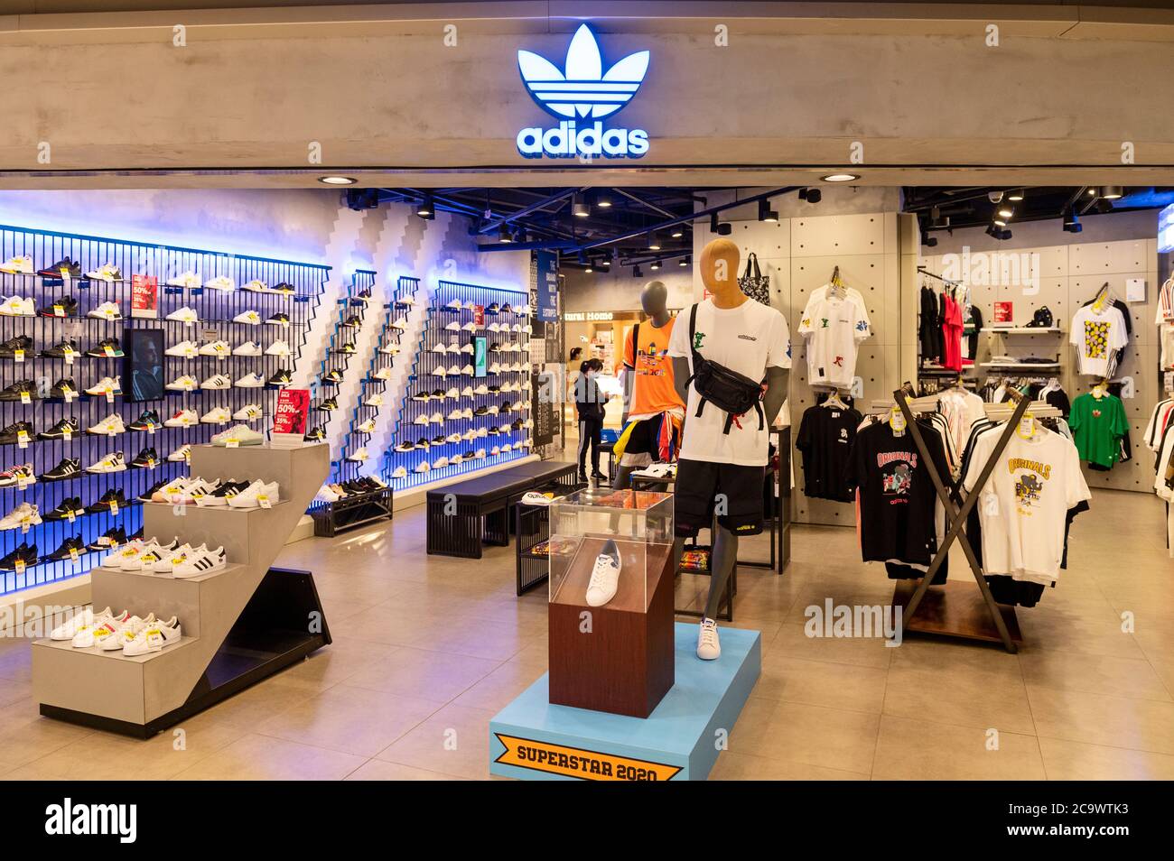 Marca alemana multinacional de ropa tienda Adidas vista en Hong Fotografía de stock -