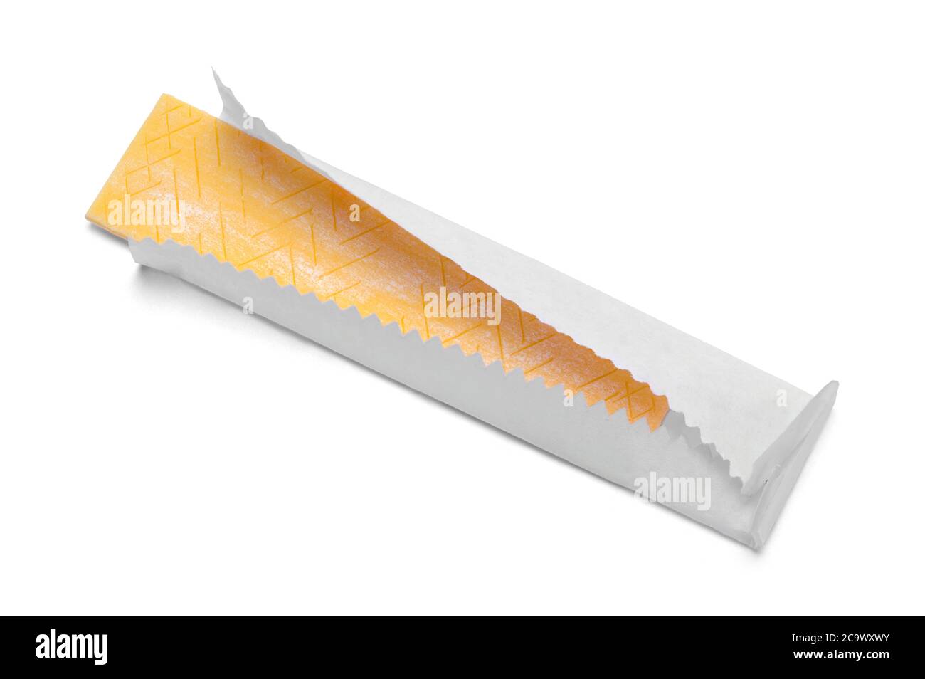 Palo amarillo de goma en papel Envoltura aislado en blanco. Foto de stock
