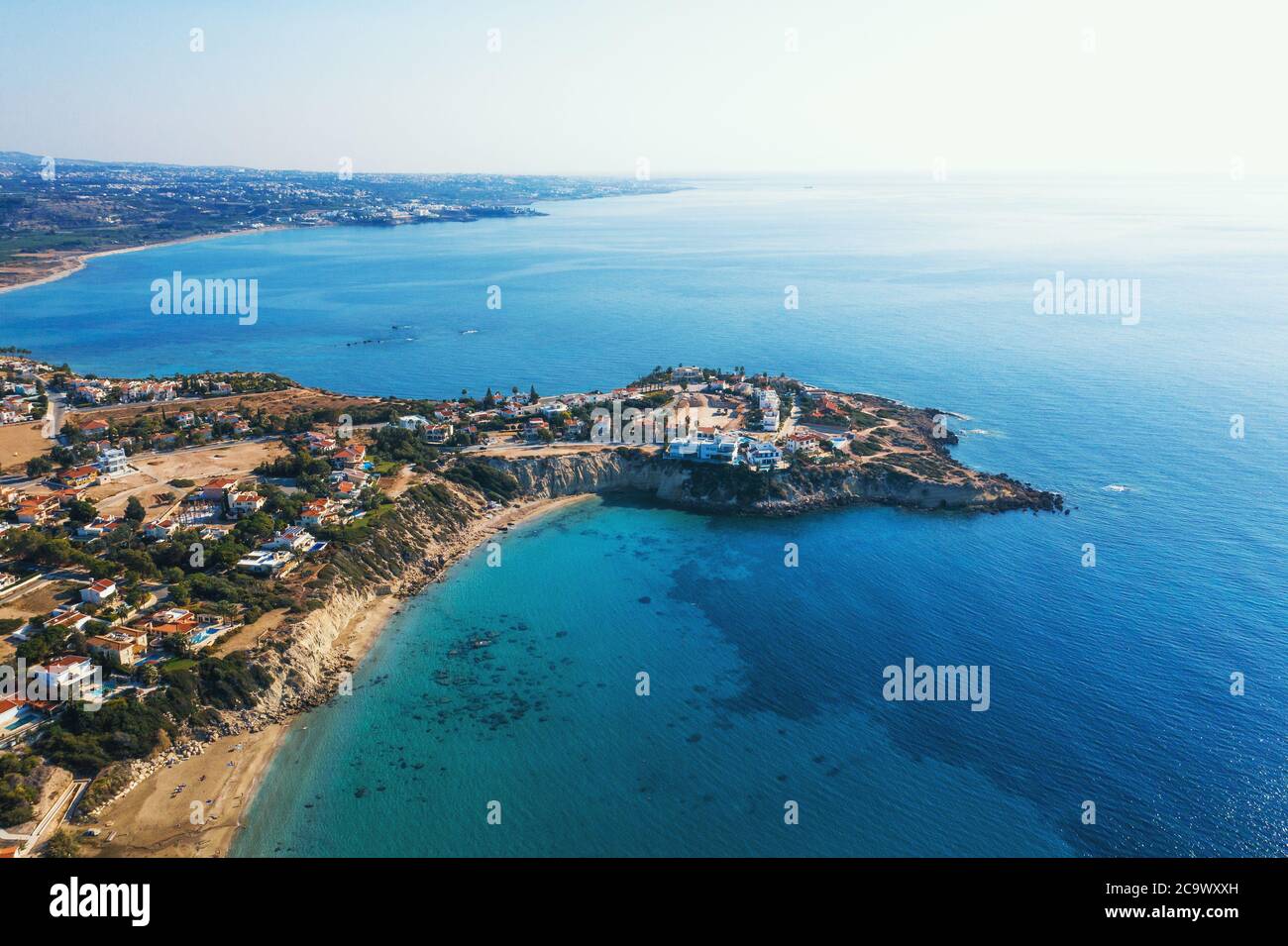 Chipre paisaje vista aérea de la costa de piedra amarilla con villas y azul mar mediterráneo. Foto de stock