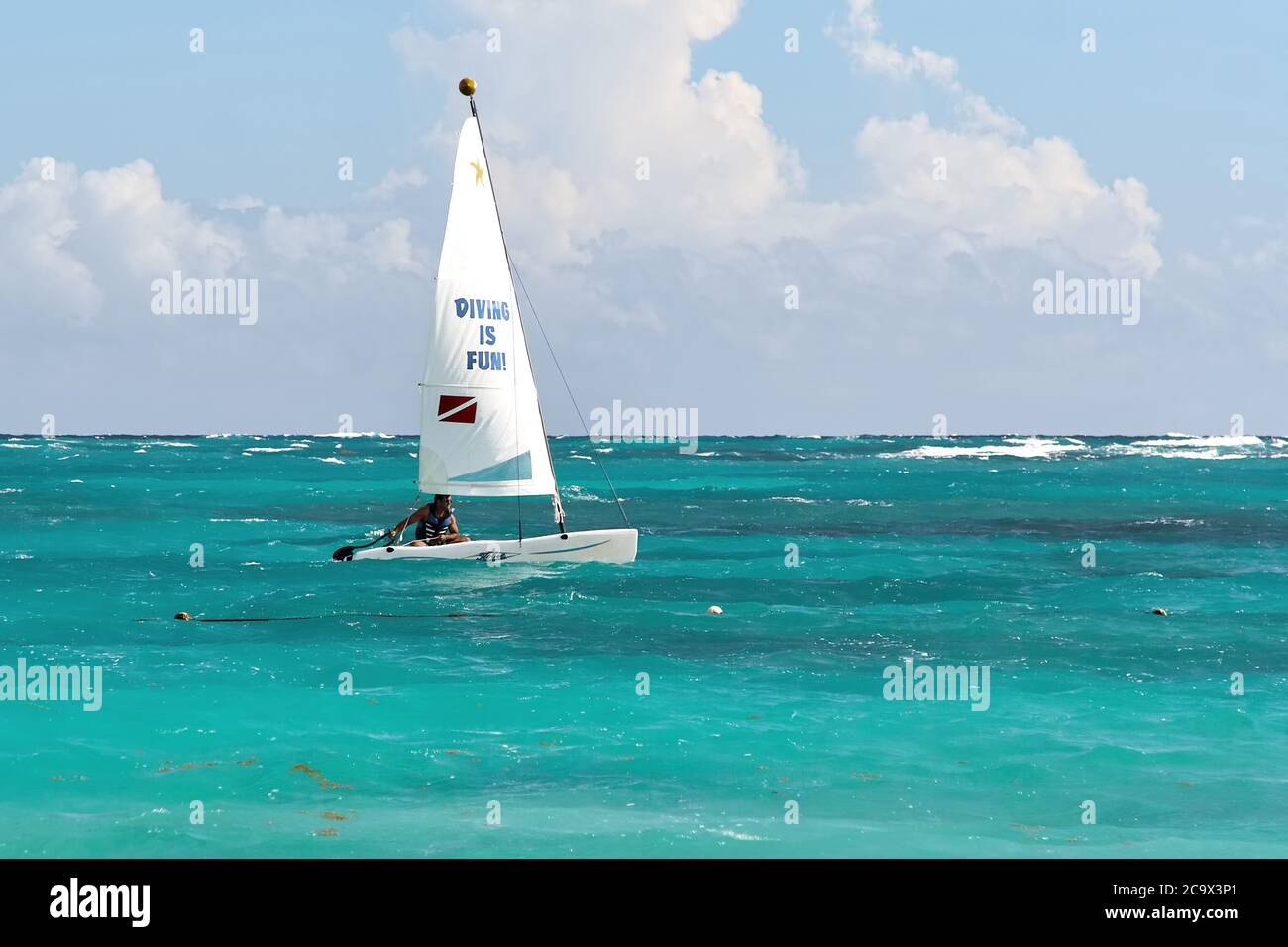 Punta Cana, República Dominicana, 20 de noviembre de 2011: Turista en un  catamarán vela en el mar turquesa Fotografía de stock - Alamy