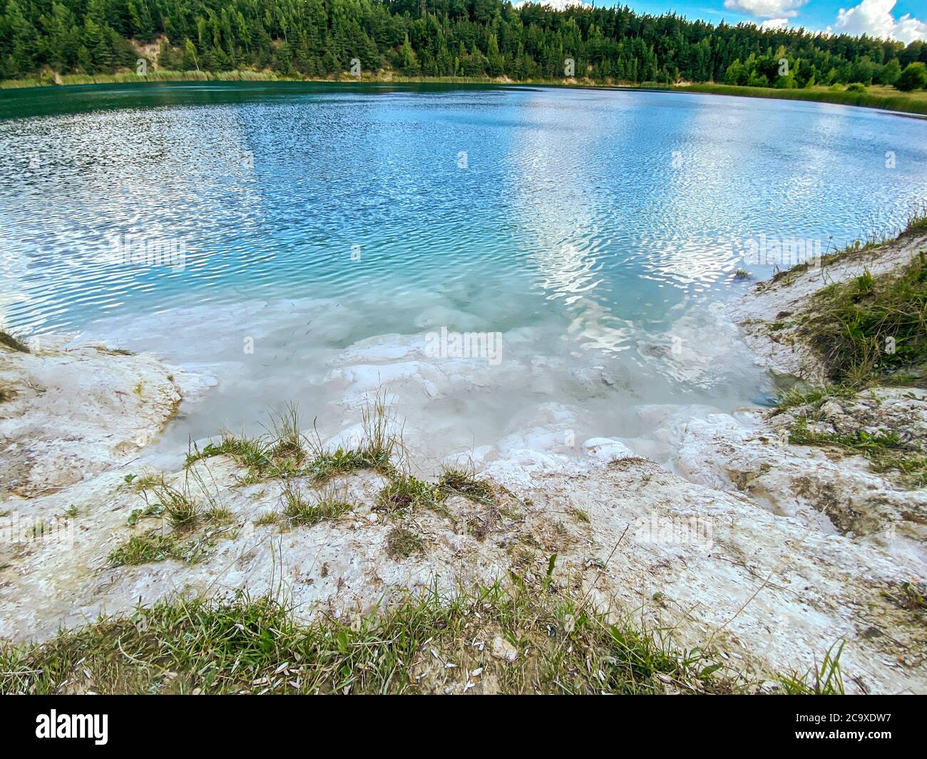 lago de bosque artificial con aguas cristalinas. paisaje veraniego Foto de stock