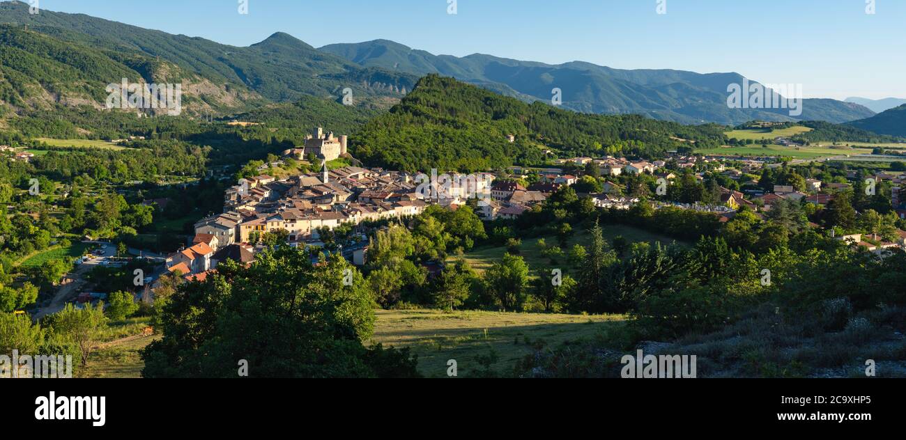 El pueblo de Tallard y su castillo medieval al atardecer en el valle de Durance (panorámica). Hautes-Alpes (05), Alpes, Francia Foto de stock