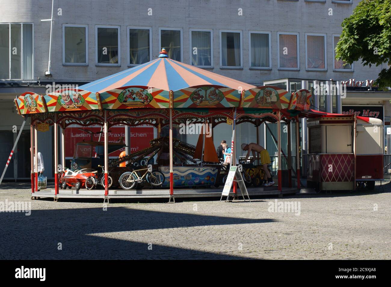 Karussell in der Breiten Straße Ecke Markt in der Altstadt von Berlin-Spandau Foto de stock