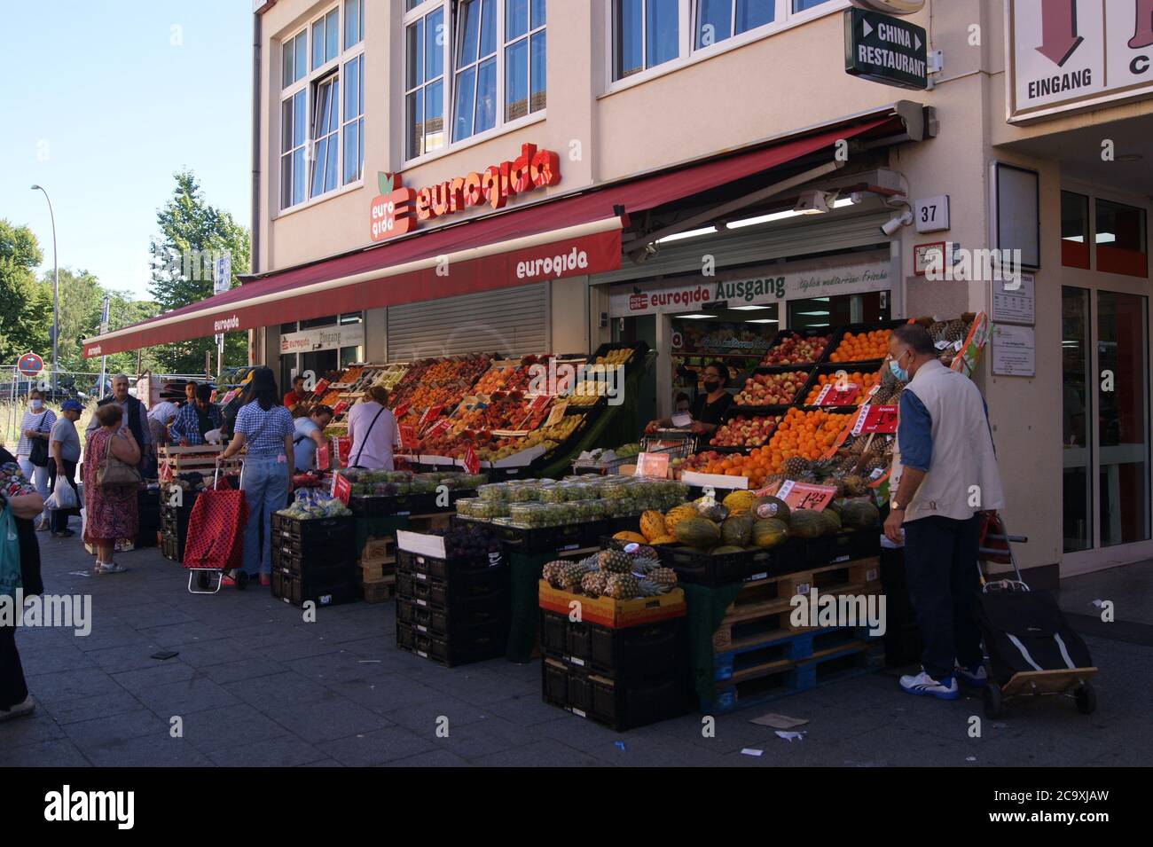 Supermarktkette eurogida, die überwiegend türkische Spezialitäten im Sortiment führt, en der Breiten Straße en Berlín-Spandau Foto de stock