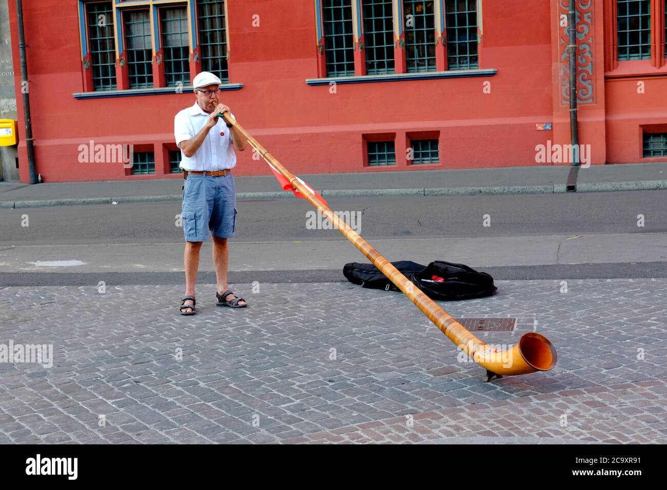 Un hombre tocando un Alpenhorn, Basilea, Suiza. Foto de stock