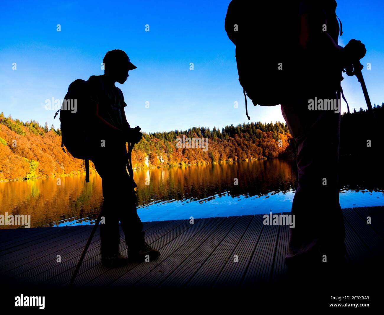 Lago Pavin, lago volcánico, Parque Natural de los Volcanes de Auvernia, Puy de Dome, Francia Foto de stock