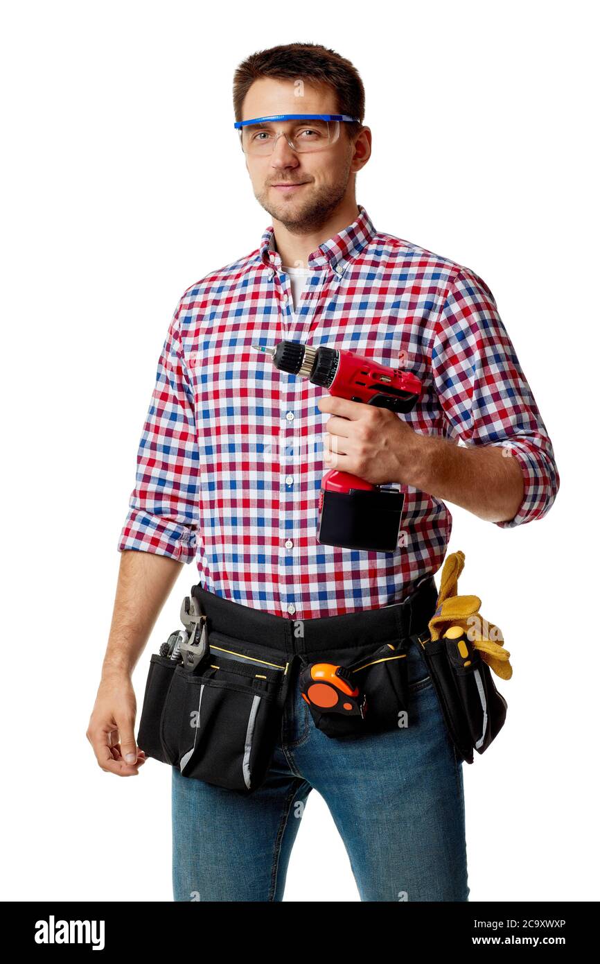 trabajador de reparación caucásico con destornillador inalámbrico. handyman con cinturón de herramientas aislado sobre fondo blanco de estudio Foto de stock