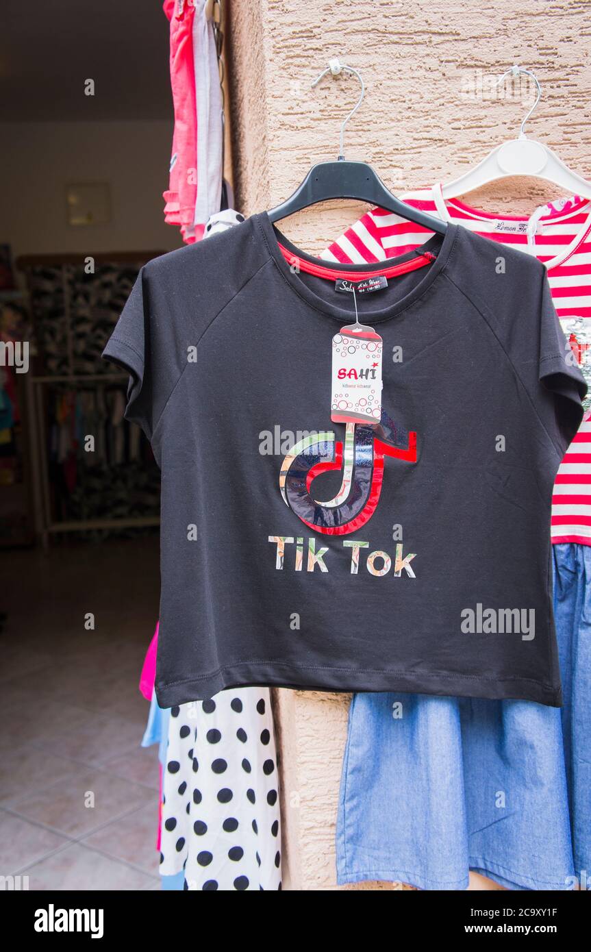 Ropa para niñas, camiseta con Tiktok, escritura Tik Tok, niño, infantil,  niña, en una tienda en Luhacovice Spa, Región de Zlin, República Checa, 1  de julio Fotografía de stock - Alamy