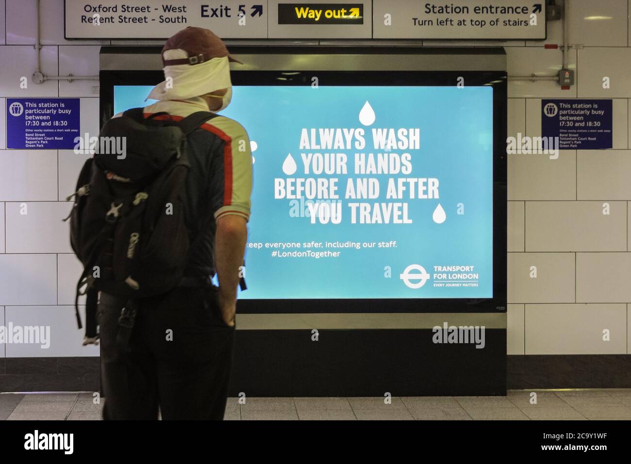 Aviso de cartelera de transporte público "siempre lávese las manos antes y después del viaje", coronavirus covid 19 Consejo, Londres, Inglaterra, Reino Unido Foto de stock