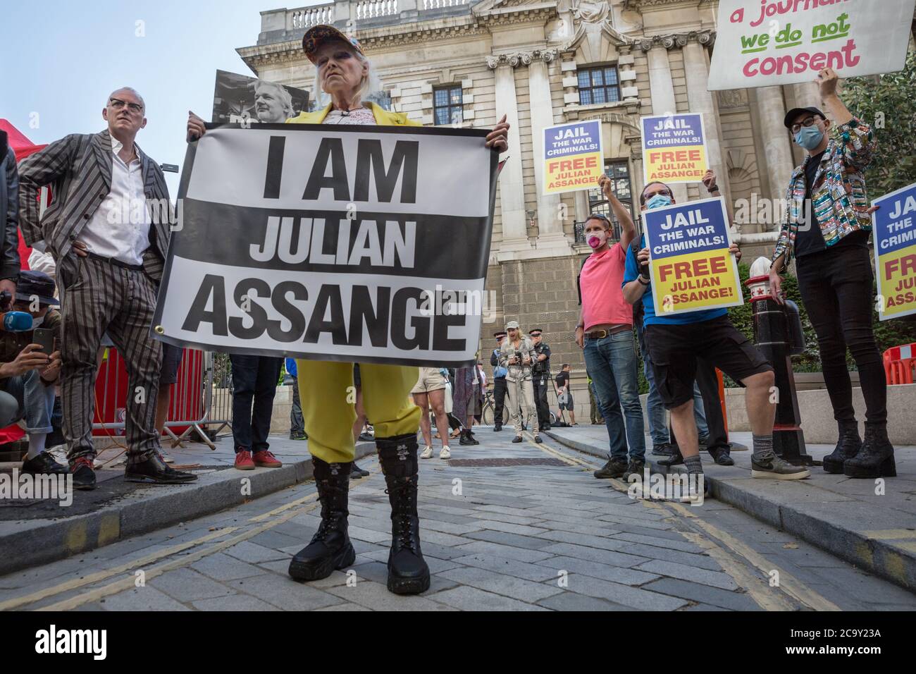 Dame Vivienne Westwood, diseñadora de moda británica durante su protesta "Yo soy Julian Assange" frente a la Corte Penal Central de Old Bailey en Londres, Reino Unido Foto de stock