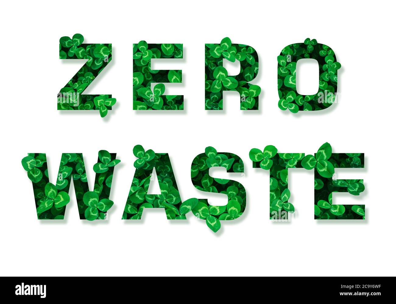 Concepto de cero residuos. Texto con hojas verdes sobre fondo blanco Foto de stock