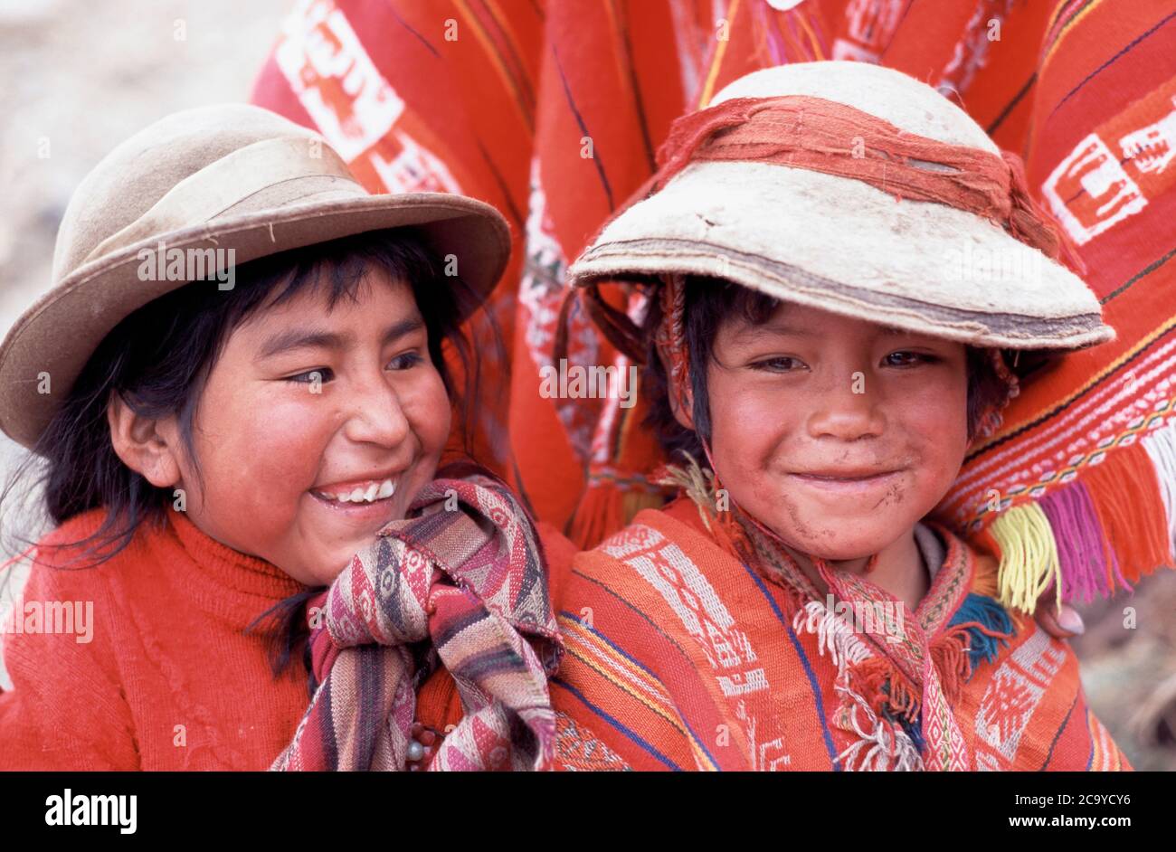 Niños peruanos sonriendo en traje tradicional, Cusco, Perú, Sudamérica Foto de stock