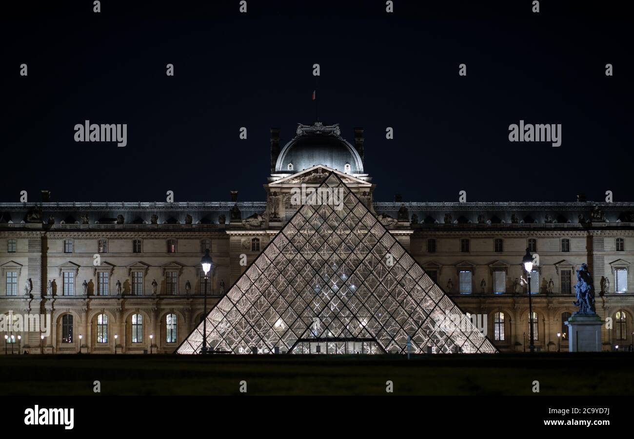 Pirámide del Louvre, París, Francia, 2020. Foto de stock
