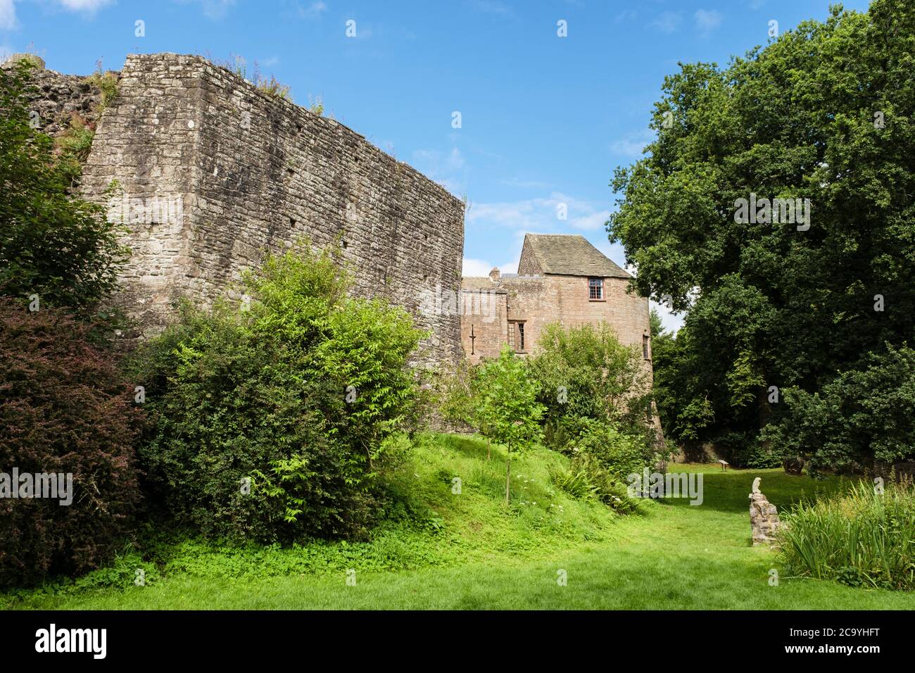 Siglo 12 Norman murallas del Castillo y jardín de fosos. Ahora un albergue juvenil. St Briavel's, Forest of Dean district, Gloucestershire, Inglaterra, Reino Unido, Gran Bretaña Foto de stock