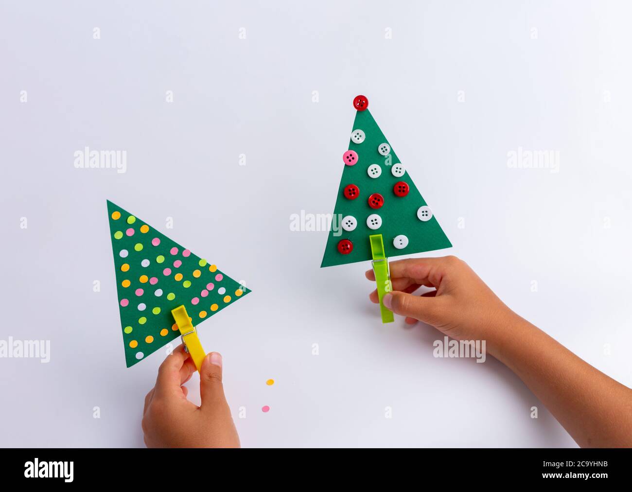 artesanía de navidad para los niños. bricolaje, las manos haciendo fácil  papel árbol de vacaciones, actividades de arte de vacaciones. Concepto de  árbol de Navidad Fotografía de stock - Alamy