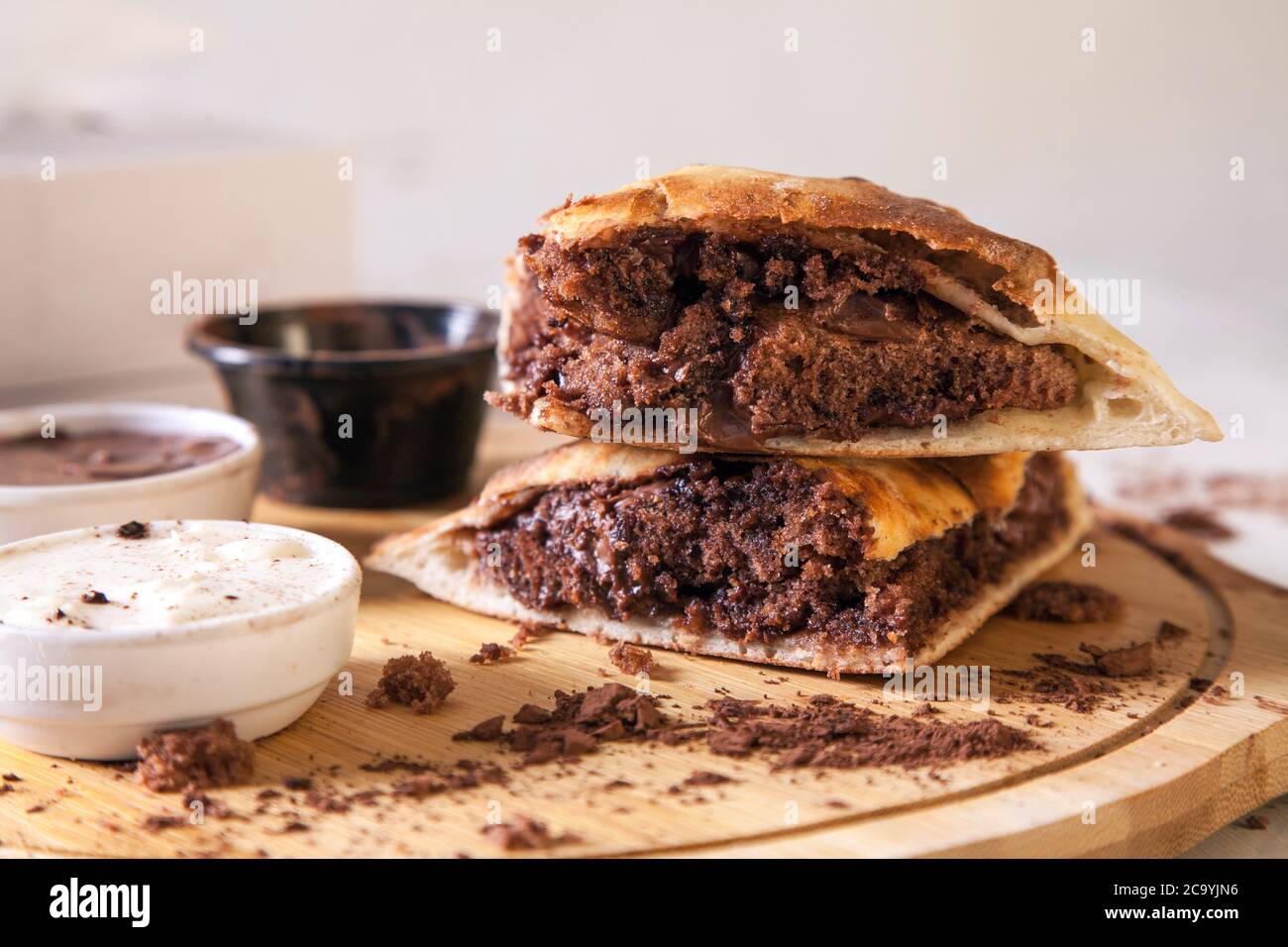 Brownie caliente relleno de pan naan sándwich perfecta fusión de postre de comida Foto de stock