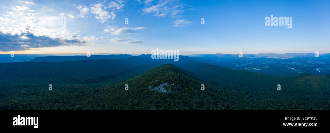 Un panorama aéreo de Duncan Knob y la cordillera Massanutten, ubicada en el Bosque Nacional George Washington, en el condado Page Virginia. Foto de stock