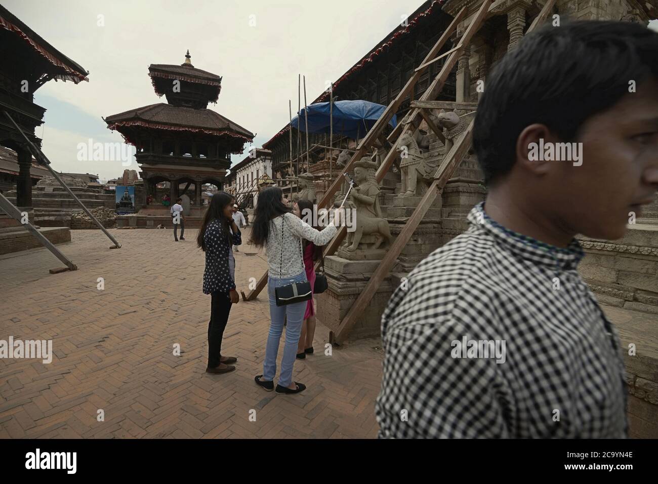 Turistas nacionales en la histórica Plaza Durbar Bhaktapur en Bhaktapur, un año después de que los devastadores terremotos de 2015 golpearon Nepal. Foto de stock