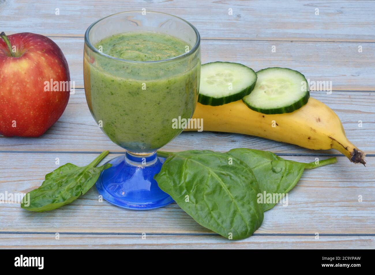 Vaso de batido verde fresco y saludable, una manzana roja, plátano, pepino  y espinaca Fotografía de stock - Alamy