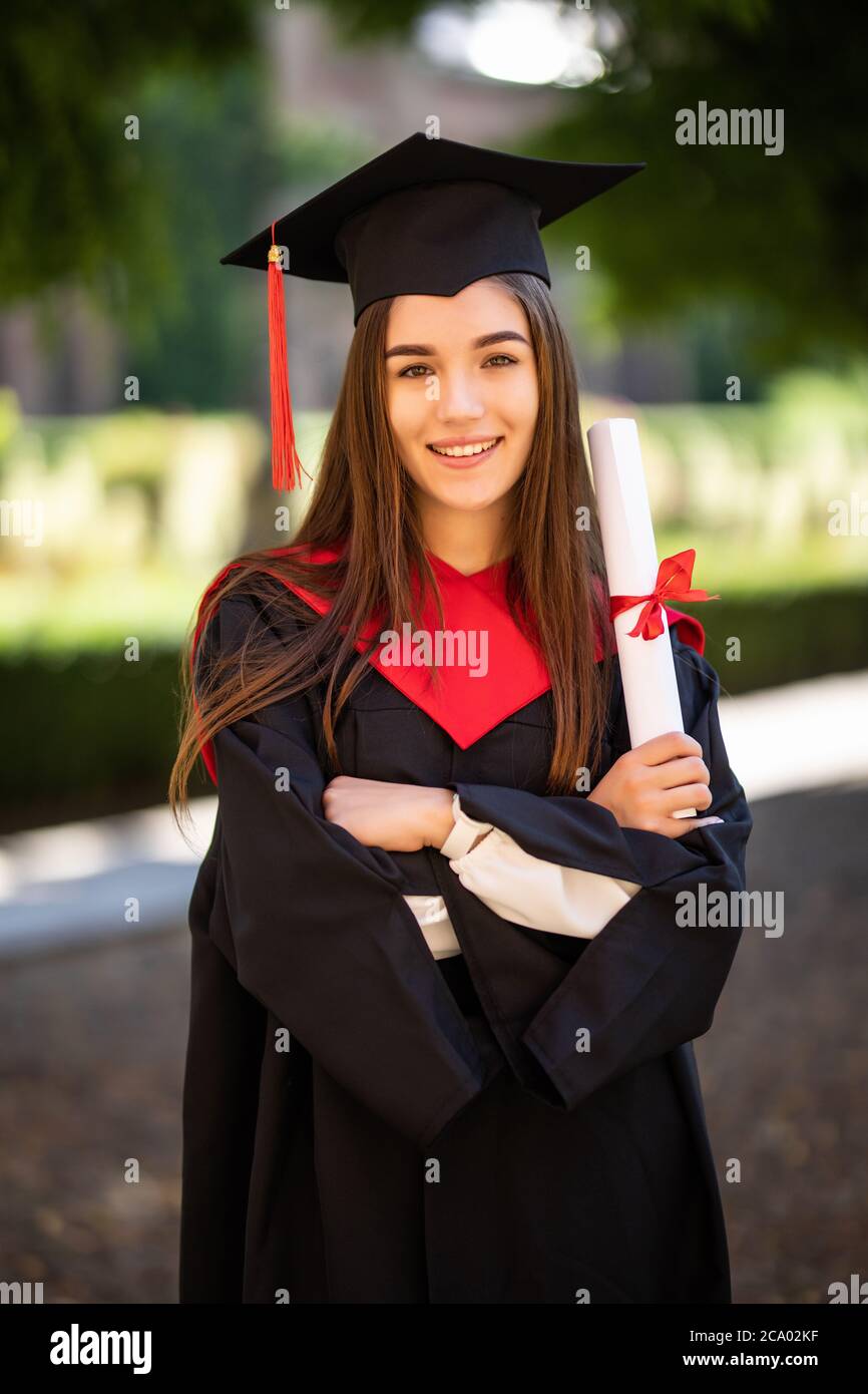 Retrato de una mujer en su día de graduación. La universidad. La educación,  la graduación y el concepto de la gente Fotografía de stock - Alamy