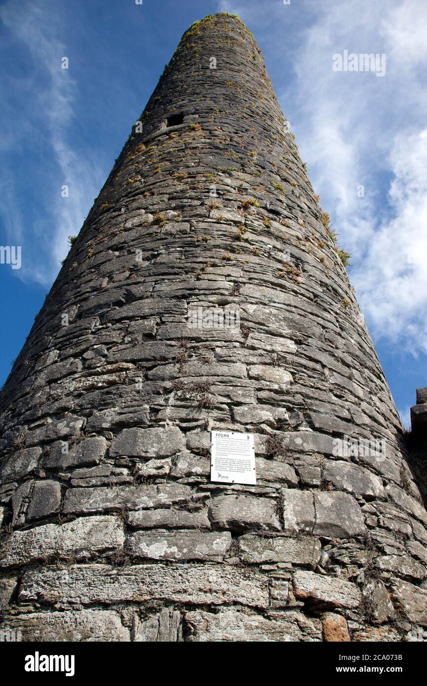 Torre redonda de San Columba de 90 pies de altura construida para repeler las invasiones vikingas en el siglo 11, Kells, Co Meath, Irlanda Foto de stock