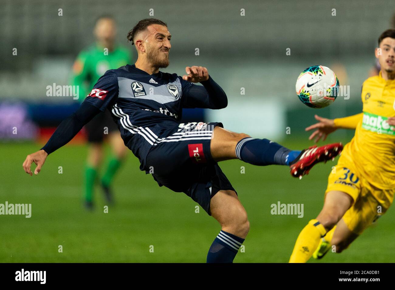 Sidney, Australia. 03 de agosto de 2020. El centrocampista de Melbourne Victory Giancarlo Gallifuoco (15) despeja el balón durante el partido Hyundai A-League entre Melbourne Victory y Central Coast Mariners en el estadio Netstrata Jubilee, Sidney, Australia, el 3 de agosto de 2020. Foto de Peter Dovgan. Uso editorial solamente, licencia requerida para uso comercial. No se puede utilizar en apuestas, juegos o en publicaciones de un solo club/liga/jugador. Crédito: UK Sports Pics Ltd/Alamy Live News Foto de stock