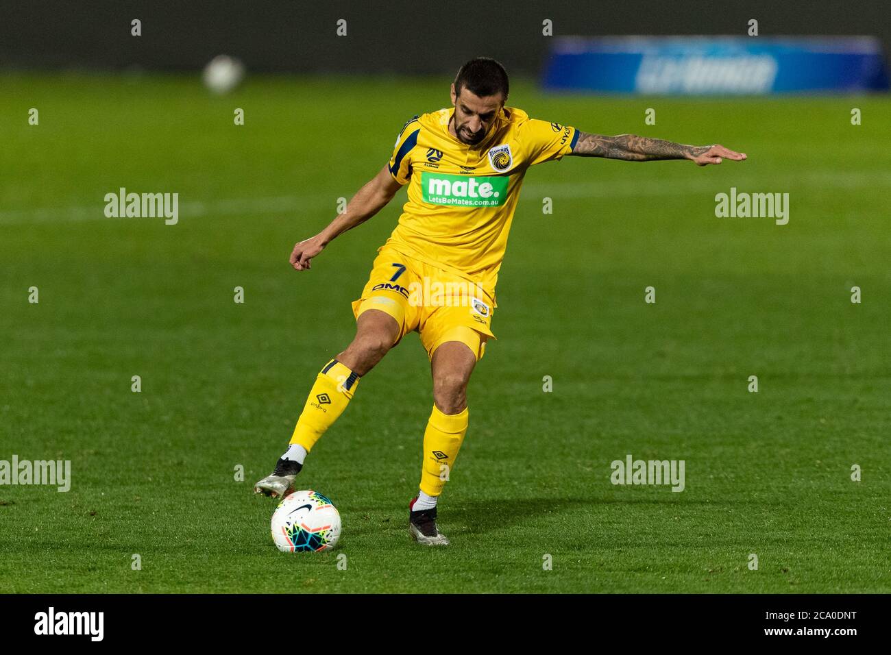 Sidney, Australia. 03 de agosto de 2020. El centrocampista de los Marineros de la Costa Central Milan Duric (7) pasa el balón durante el partido Hyundai A-League entre Melbourne Victory y los Marineros de la Costa Central en el estadio Netstrata Jubilee, Sidney, Australia el 3 de agosto de 2020. Foto de Peter Dovgan. Uso editorial solamente, licencia requerida para uso comercial. No se puede utilizar en apuestas, juegos o en publicaciones de un solo club/liga/jugador. Crédito: UK Sports Pics Ltd/Alamy Live News Foto de stock