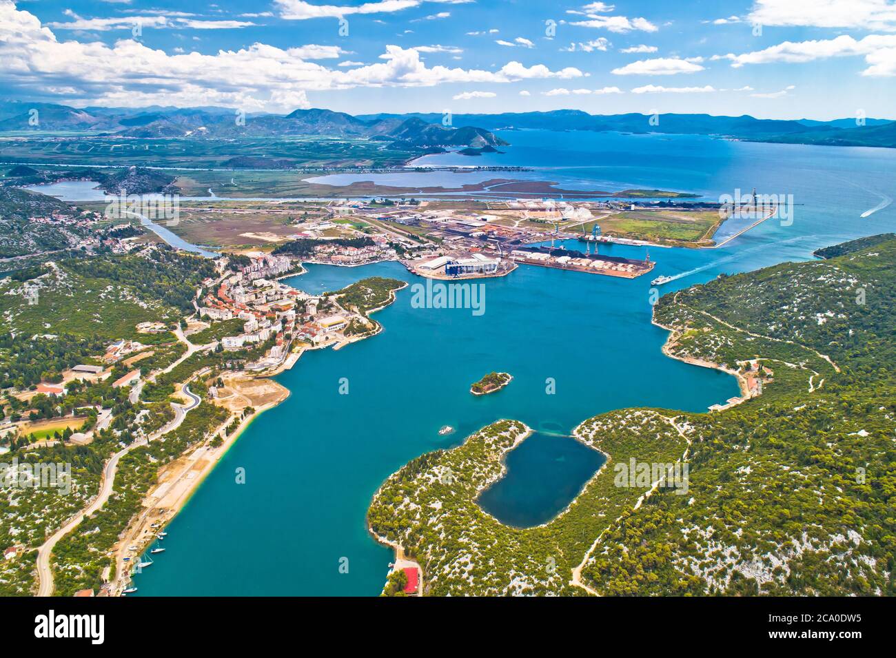 Vista aérea de Ploce, ciudad portuaria en el valle de Neretva, región de Dalmacia de Croacia Foto de stock