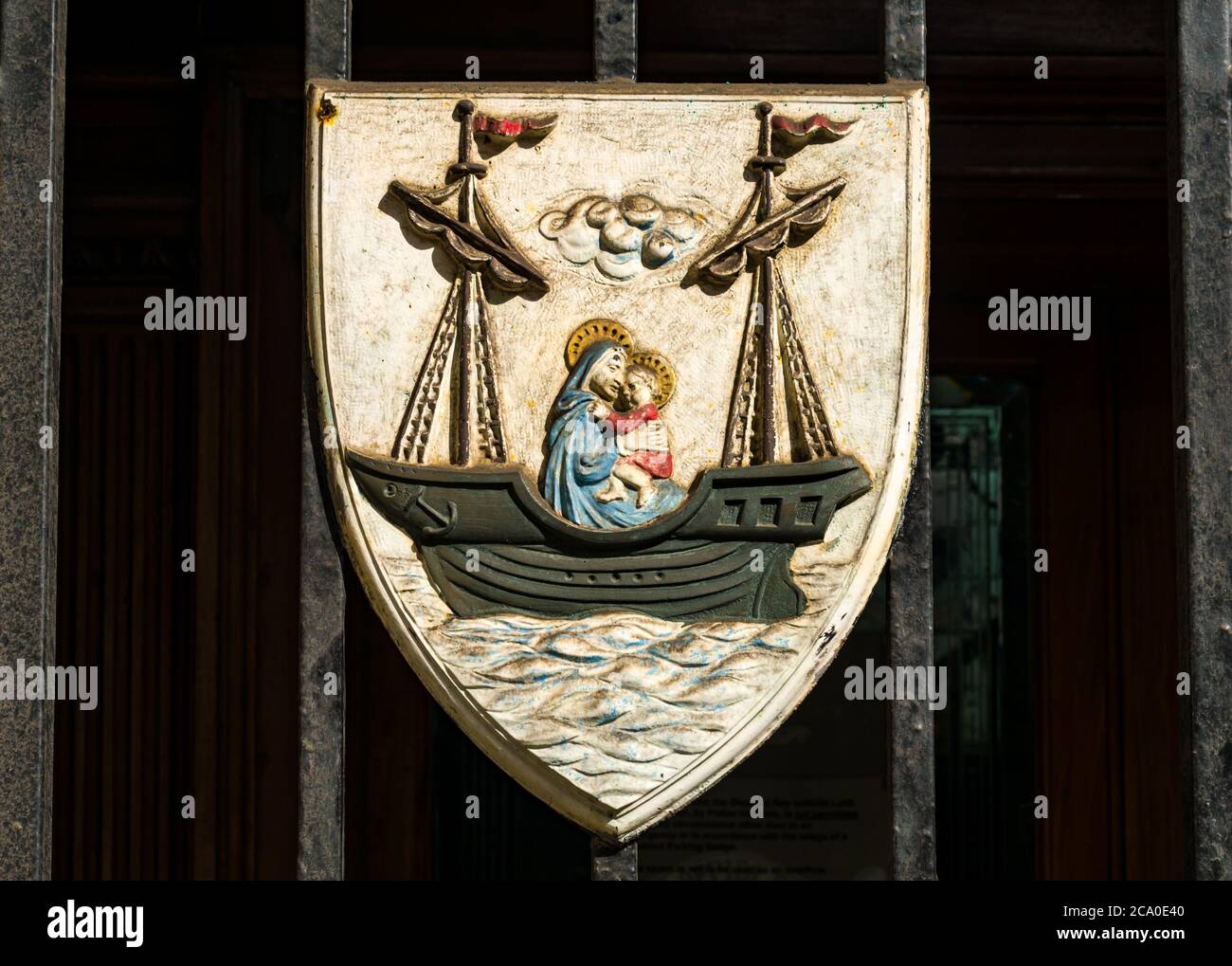 Escudo de armas Leith: El barco perseverar, la Virgen María y el niño Jesús en la estación de policía antes ayuntamiento, Edimburgo, Escocia, Reino Unido Foto de stock