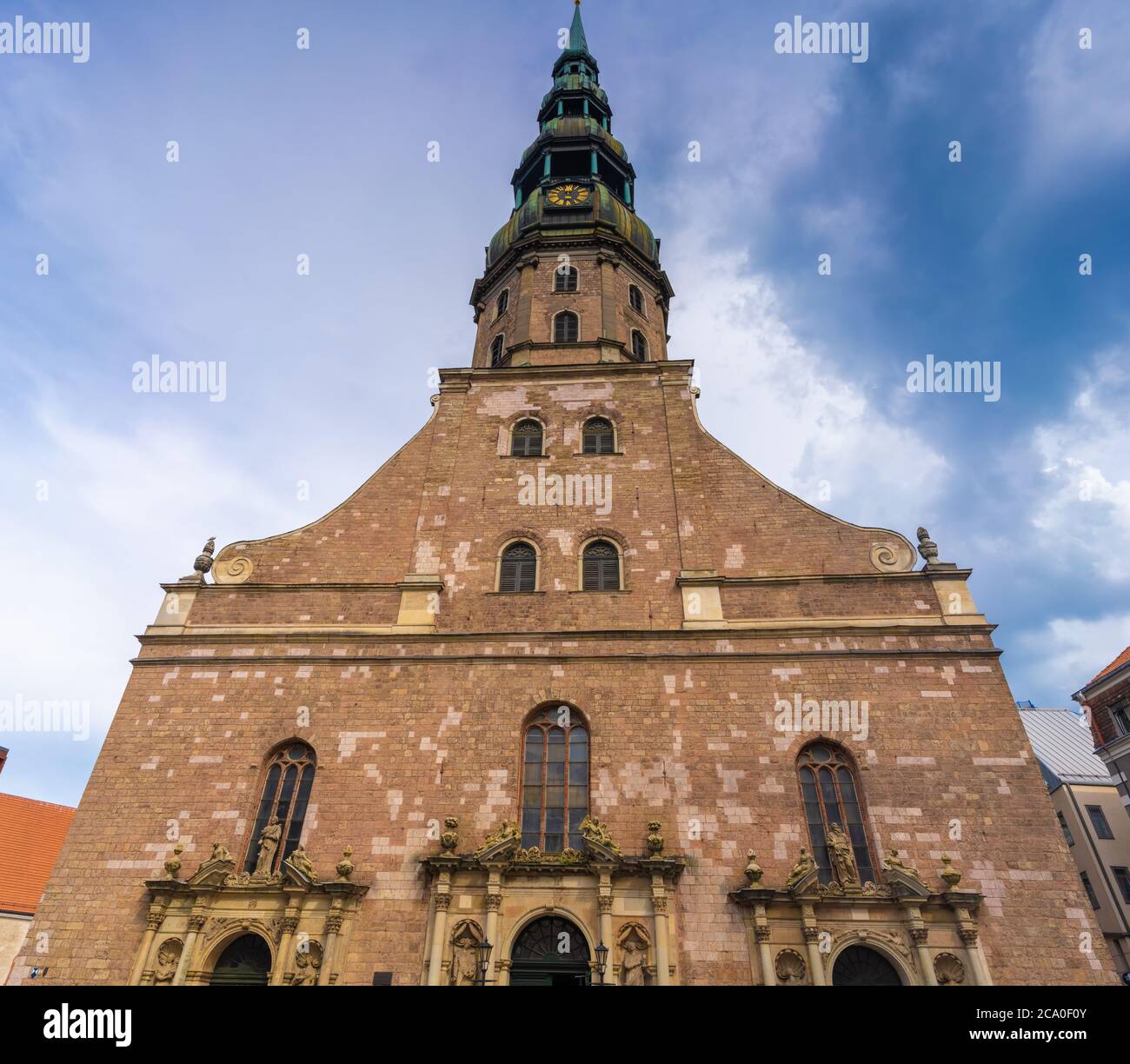 Iglesia de San Pedro Riga, capital de Letonia y la ciudad más grande de los Estados bálticos. Fundada en 1209, su casco antiguo es un lugar declarado Patrimonio de la Humanidad por la UNESCO. Foto de stock