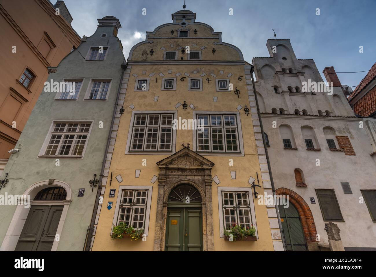 Los tres Hermanos, tres casas medievales en fila y la vivienda más antigua iin Riga, Letonia. Parte del casco antiguo de RGA, declarado Patrimonio de la Humanidad por la UNESCO. Foto de stock