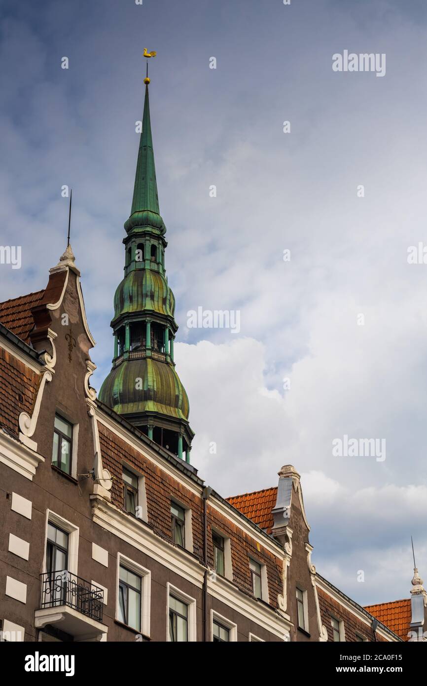 Las encantadoras calles del casco antiguo de Riga, Letonia. Fundada en 1209, su casco antiguo es un lugar declarado Patrimonio de la Humanidad por la UNESCO. Foto de stock