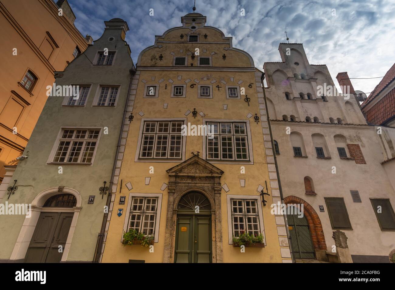 Los tres Hermanos, tres casas medievales en fila y la vivienda más antigua iin Riga, Letonia. Parte del casco antiguo de RGA, declarado Patrimonio de la Humanidad por la UNESCO. Foto de stock