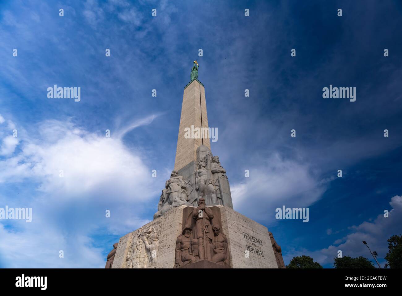 El Monumento a la Libertad, en honor a los soldados asesinados durante la Guerra de Independencia de Letonia (1918–1920). Riga, capital de Letonia y la ciudad más grande de la ciudad Foto de stock